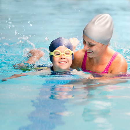 64272839-niño-pequeño-que-aprende-a-nadar-con-la-ayuda-del-instructor